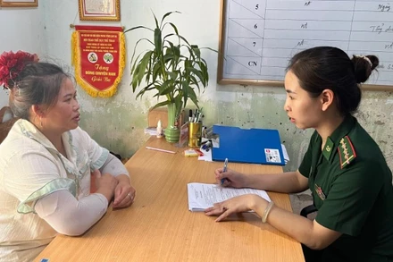 Bộ đội biên phòng Lào Cai lấy lời khai của Sùng Thị É.