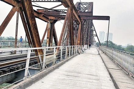 Nhiều đoạn mặt cầu được trải bê-tông cốt thép nhằm tăng tính chịu lực.