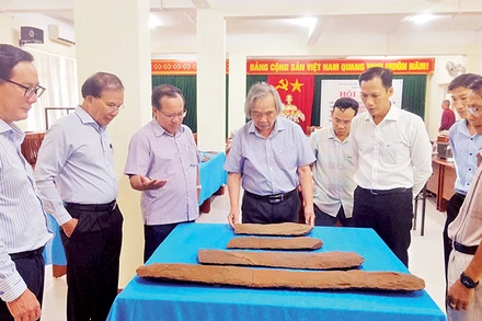 Bộ đàn đá cổ được phát hiện trong đợt khai quật vừa qua.