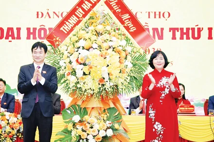 Bí thư Thành ủy Hà Nội chúc mừng Đại hội Đảng bộ xã Phúc Thọ. (Ảnh Viết Thành)