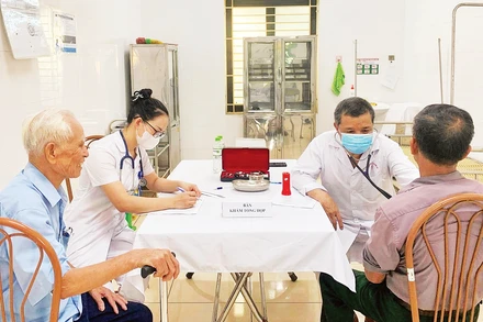 Trạm Y tế xã Xuân Mai tổ chức khám, cấp thuốc miễn phí cho hơn 400 người có công trên địa bàn xã nhân kỷ niệm 78 năm Ngày Thương binh - Liệt sĩ 27/7.