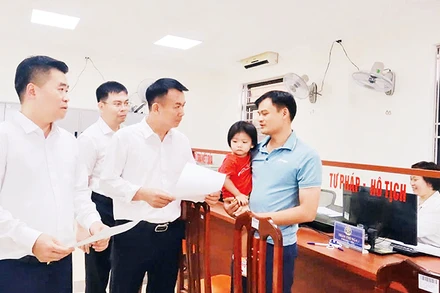 Lãnh đạo xã Hát Môn kiểm tra hoạt động tại Trung tâm Phục vụ hành chính công.