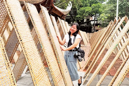 Du khách trải nghiệm tại làng nghề Thổ Hà.