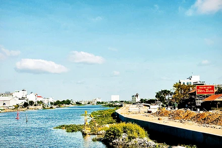 Con đường ven sông trong dự án cải tạo kênh Tham Lương-Bến Cát-Rạch Nước Lên đi qua phường An Phú Đông đang dần được hoàn thiện.