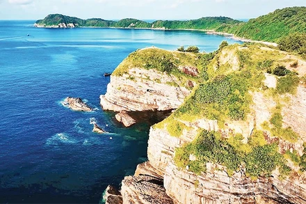 Bãi đá Móng Rồng, đặc khu Cô Tô. (Ảnh QUANG THỌ)
