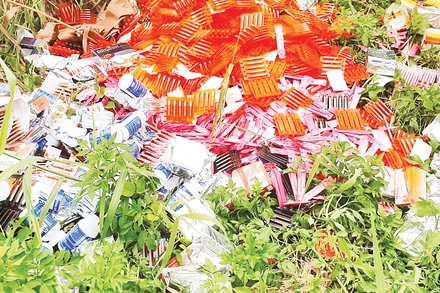 Thuốc và thực phẩm chức năng bị đổ bỏ ven đường tại Thành phố Hồ Chí Minh.