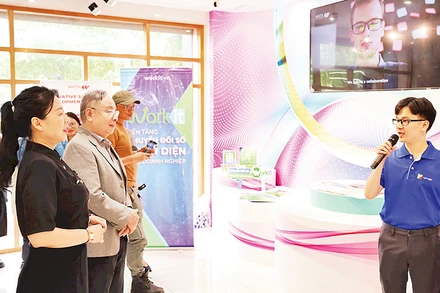 Các đại biểu tham quan các gian hàng trưng bày tại Tuần lễ kết nối giao thương ngành Công nghệ thông tin năm 2025 tại Thành phố Hồ Chí Minh. (Ảnh ITPC)