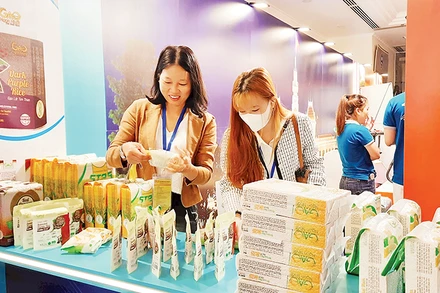 Doanh nghiệp trưng bày sản phẩm tại Diễn đàn xuất khẩu do Thành phố Hồ Chí Minh tổ chức.