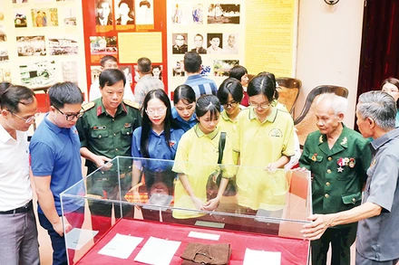 Khu trưng bày thu hút đông đảo người dân đến tham quan, tìm hiểu.