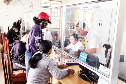 Người dân đến giải quyết thủ tục hành chính tại Trung tâm Phục vụ hành chính công xã Ea Nuôl.