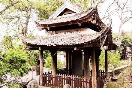 Tấm bia Sùng Thiện Diên Linh - bảo vật quốc gia, ở chùa Long Đọi Sơn.