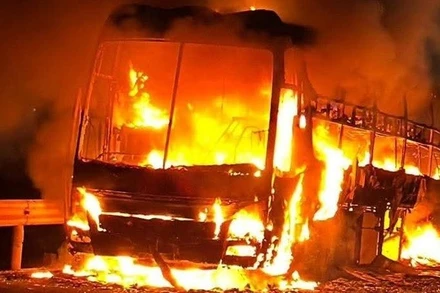 Hiện trường chiếc xe khách bị cháy.