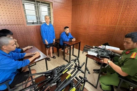 Các đối tượng để chế tạo, tàng trữ, vận chuyển, mua bán trái phép vũ khí quân dụng tại cơ quan Công an.