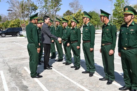 Chủ tịch Ủy ban nhân dân tỉnh Đắk Lắk Tạ Anh Tuấn đến thăm và chúc Tết Đồn Biên phòng Ia Rvê.