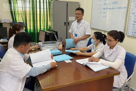 Các bác sĩ, điều dưỡng Khoa vật lý trị liệu và phục hồi chức năng, Bệnh viện Tâm thần tỉnh Đắk Lắk trong một buổi giao ban.