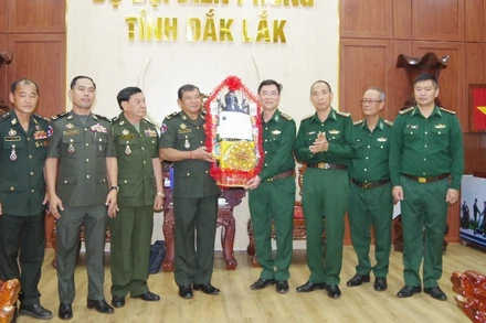 Trung tướng Keo Neang, Phó Cục trưởng Cục Công tác biên giới thuộc Bộ Tổng Tư lệnh Quân đội Hoàng gia Campuchia tặng quà, chúc mừng năm mới tới cán bộ, chiến sĩ Ban Chỉ huy Bộ đội Biên phòng tỉnh Đắk Lắk.