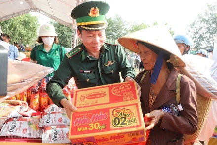 Đại tá Đỗ Quang Thấm, Chính ủy Ban Chỉ huy Bộ đội Biên phòng tỉnh Đắk Lắk trao tặng quà cho gia đình khó khăn ở xã Buôn Đôn.