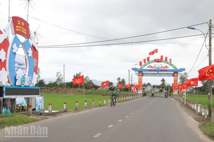 Tuyến đường chính dẫn vào vùng rốn lũ xã Hòa Thịnh tràn ngập cờ Đảng, cờ Tổ quốc mừng Đảng, mừng Xuân Bính Ngọ 2026.