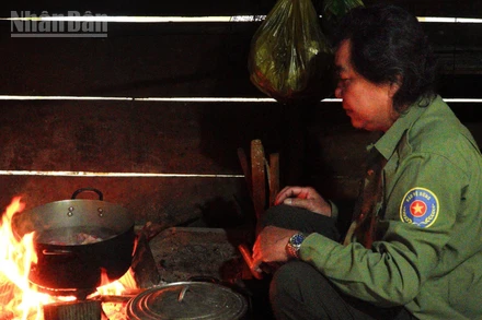 Tết đến, anh Huỳnh Thanh Huy sắp xếp công việc để giữ rừng tại Trạm quản lý, bảo vệ rừng 9 Bếp.