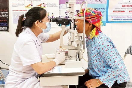 Người dân xã biên giới Sơn Vĩ, tỉnh Tuyên Quang được thụ hưởng dịch vụ y tế chất lượng thông qua chương trình khám bệnh và cấp phát thuốc miễn phí.