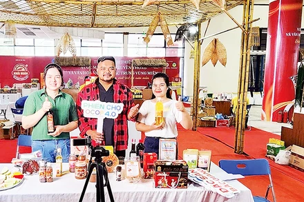 Phạm Thị Phương Mai (ngoài cùng, bên phải) cùng người dân địa phương ứng dụng chuyển đổi số để giới thiệu sản phẩm sạch vùng cao Tây Bắc.