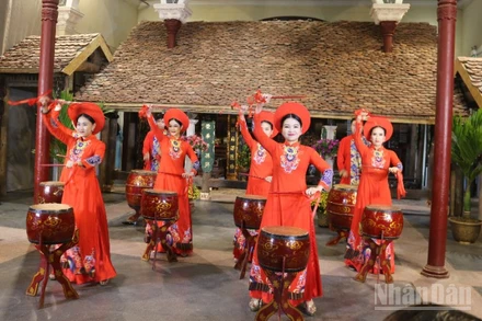 Các nghệ sĩ đem đến tiết mục trống hội đầy sôi động.