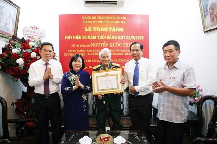 Lãnh đạo Thành ủy Hà Nội trao Huy hiệu 80 năm tuổi đảng cho Trung tướng Nguyễn Quốc Thước. (Ảnh nhandan.vn)