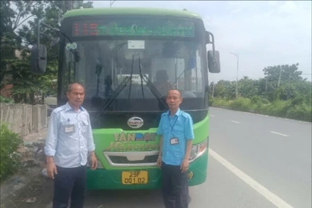 Lái xe buýt Phạm Vũ Oanh và nhân viên phục vụ Trần Văn Cường đã kịp thời hỗ trợ người bị tai nạn giao thông đi cấp cứu.