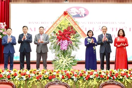 Bí thư Thành ủy Hà Nội Bùi Thị Minh Hoài tặng hoa Đại hội.