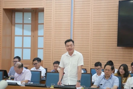 Lãnh đạo Sở Xây dựng Hà Nội thông tin tại cuộc làm việc.