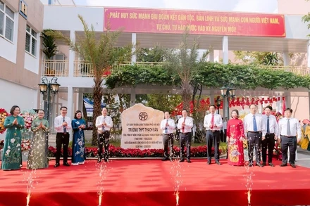 Lãnh đạo thành phố Hà Nội và phường Long Biên thực hiện gắn biển công trình cấp thành phố với trường THPT Thạch Bàn.