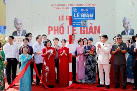 Các đồng chí lãnh đạo Trung ương và Hà Nội thực hiện nghi thức gắn biển tên phố Lê Giản.