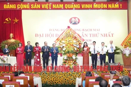 Lãnh đạo thành phố Hà Nội chúc mừng Đại hội.