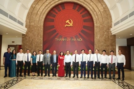 Lãnh đạo thành phố Hà Nội chụp ảnh lưu niệm với đại diện lãnh đạo các cơ quan báo chí Trung ương và Hà Nội. (Ảnh: Duy Linh)