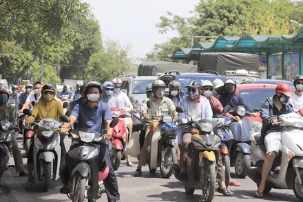 Lượng xe máy quá lớn là một trong những nguyên nhân gây ùn tắc giao thông và ô nhiễm môi trường không khí ở Hà Nội.