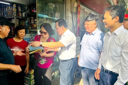 Lãnh đạo phường Văn Miếu-Quốc Tử Giám trực tiếp tuyên truyền đến người dân trên địa bàn thực hiện văn minh đô thị, vệ sinh môi trường và phòng cháy chữa cháy.