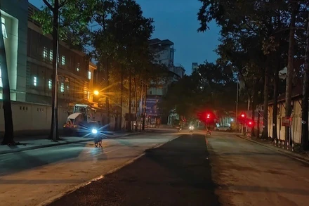 Tuyến đường Hùng Vương đang được chỉnh trang, mở rộng.