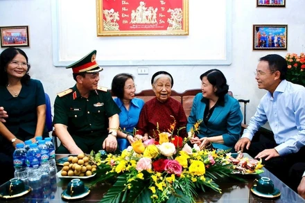 Đồng chí Bùi Thị Minh Hoài trò chuyện, chúc sức khỏe Mẹ Việt Nam anh hùng Công Thị Mùi.