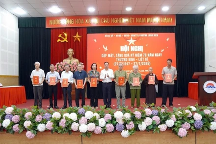 Lãnh đạo phường Việt Hưng trao sổ tiết kiệm cho người có công, đại diện gia đình chính sách trên địa bàn.