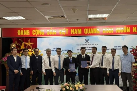 Ban quản lý dự án đầu tư xây dựng công trình giao thông thành phố Hà Nội trao hợp đồng cho các nhà đầu tư Dự án thành phần 3, đường Vành đai 4 - Vùng Thủ đô Hà Nội.