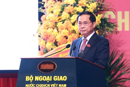 Đồng chí Bùi Thanh Sơn, Ủy viên Trung ương Đảng, Phó Thủ tướng Chính phủ, Bí thư Đảng ủy, Bộ trưởng Ngoại giao phát biểu khai mạc Đại hội Đảng bộ Bộ Ngoại giao nhiệm kỳ 2025-2030. Ảnh: Dương Giang-TTXVN