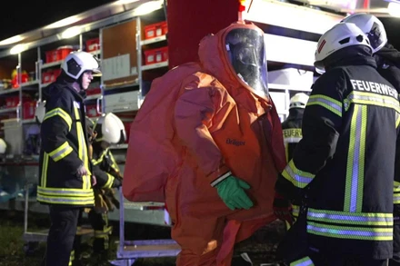 Nhân viên cứu hộ khắc phục sự cố tràn dầu gần Gramzow/Zehnebeck. Nguồn: X