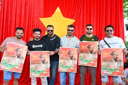 Du khách quốc tế đến Hà Nội dịp Quốc khánh 2/9 (Ảnh: Thành Đạt)