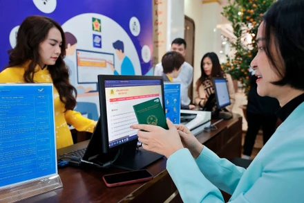 Người dân đến đại lý dịch vụ công làm thủ tục đổi hộ chiếu. (Ảnh: Minh Quyết - TTXVN)