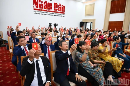 Các đại biểu biểu quyết tại Đại hội đại biểu lần thứ XXIX - Đảng bộ Báo Nhân Dân nhiệm kỳ 2025-2030.