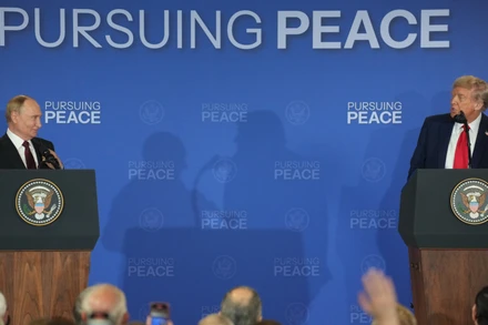 Tổng thống Mỹ Donald Trump (phải) và Tổng thống Nga Vladimir Putin trong cuộc họp báo chung sau hội đàm tại Alaska (Mỹ) ngày 15/8/2025. Ảnh tư liệu: THX/TTXVN