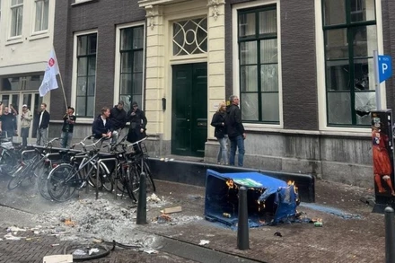 Người biểu tình cũng đã đập vỡ nhiều cửa sổ tại trụ sở của đảng D66 trung tả (Nguồn: X)