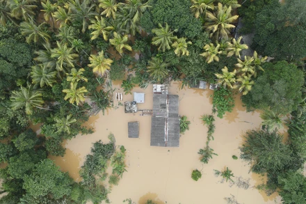 Cảnh ngập lụt sau những trận mưa lớn tại Kelaniya, Sri Lanka. Ảnh: THX/TTXVN