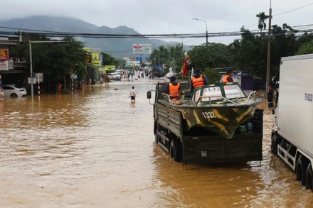 Lực lượng quân đội cùng phương tiện tham gia hỗ trợ ứng cứu người dân vùng ngập lụt tỉnh Khánh Hòa. Ảnh: TTXVN