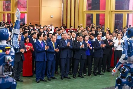 Tổng Bí thư Tô Lâm, Thủ tướng Phạm Minh Chính, nguyên Thủ tướng Nguyễn Tấn Dũng cùng các vị lãnh đạo Đảng và Nhà nước, thành phố Hà Nội dự buổi lễ tại đầu cầu Trung tâm Hội chợ Triển lãm quốc gia. (Ảnh: THÀNH ĐẠT)